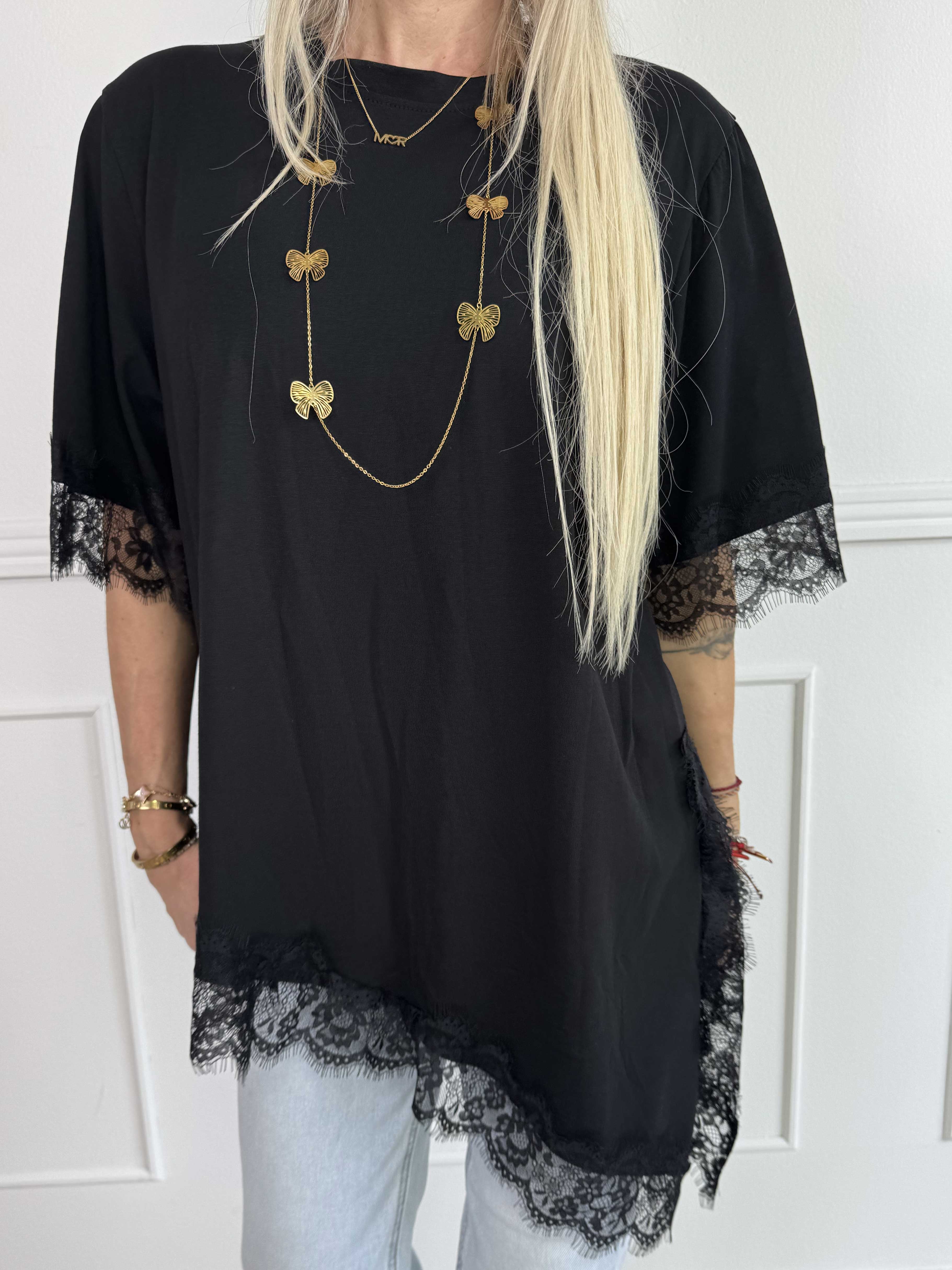 Nitza - T-shirt i blød bomuld med skråtskåret bund og elegante blondekanter